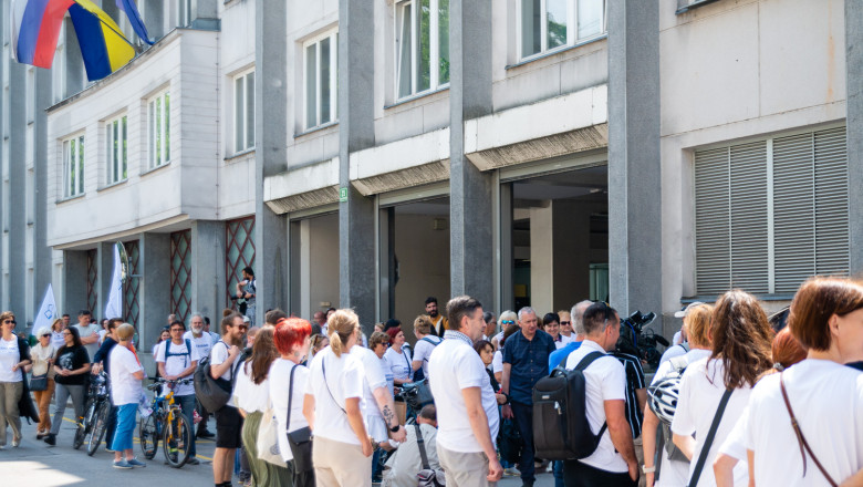 Stavkajoči so se s fakultete odpravili pred poslopje vlade.