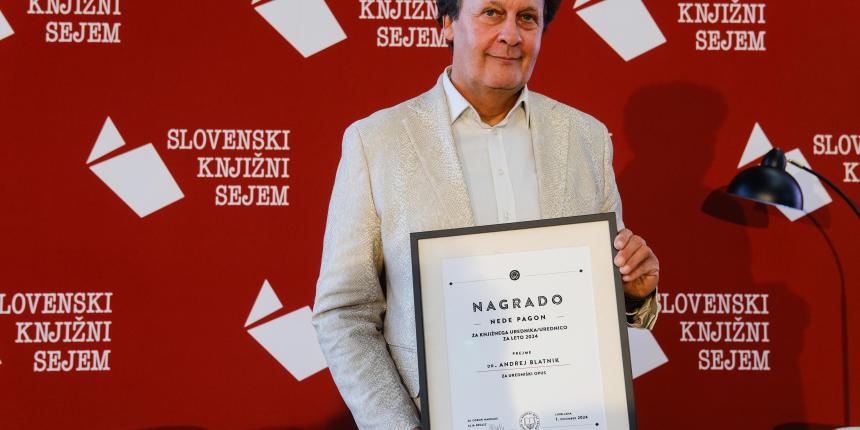 Izr. prof. dr. Andrej Blatnik s prejeto nagrado (foto: Janez Zalaznik)