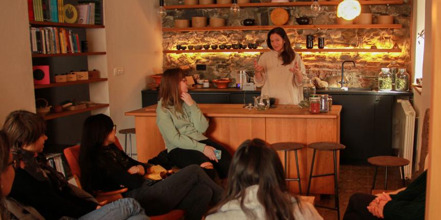 Skupina študentk projekta Zeliščarske zgodbe Gornjega Grada z mentorico Majo Žerovnik (Foto: Eva Glavan)