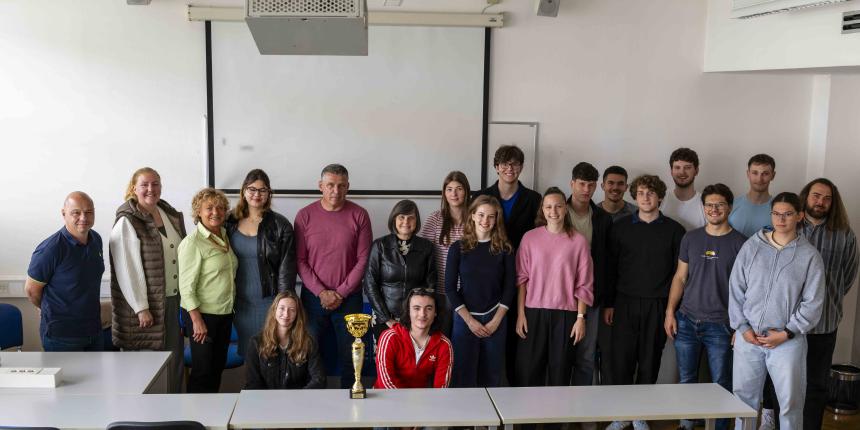 Skupinska fotografija udeleženk in udeležencev sprejema